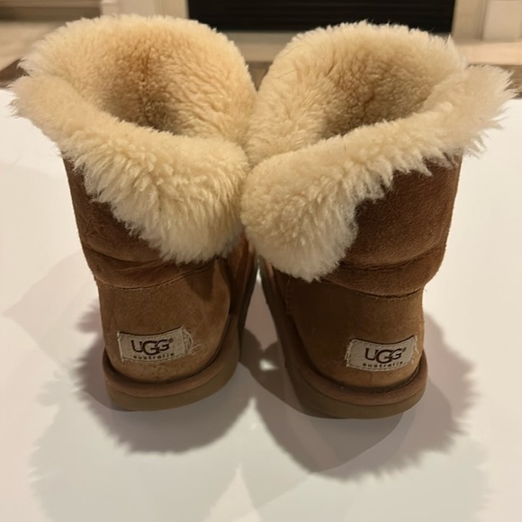 UGG Bailey Button Brown Short Sheepskin Boots - Picture 1 of 15